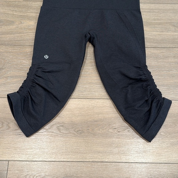 LULULEMON Black In The Flow Crop Seamless Mid Rise Active Yoga Capri Leggings 8 - Picture 7 of 12